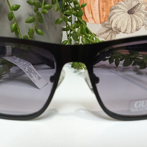 Guess Men's Matte Black& Gradient Smoke lnjected Sunglasses - Picture 2 of 5